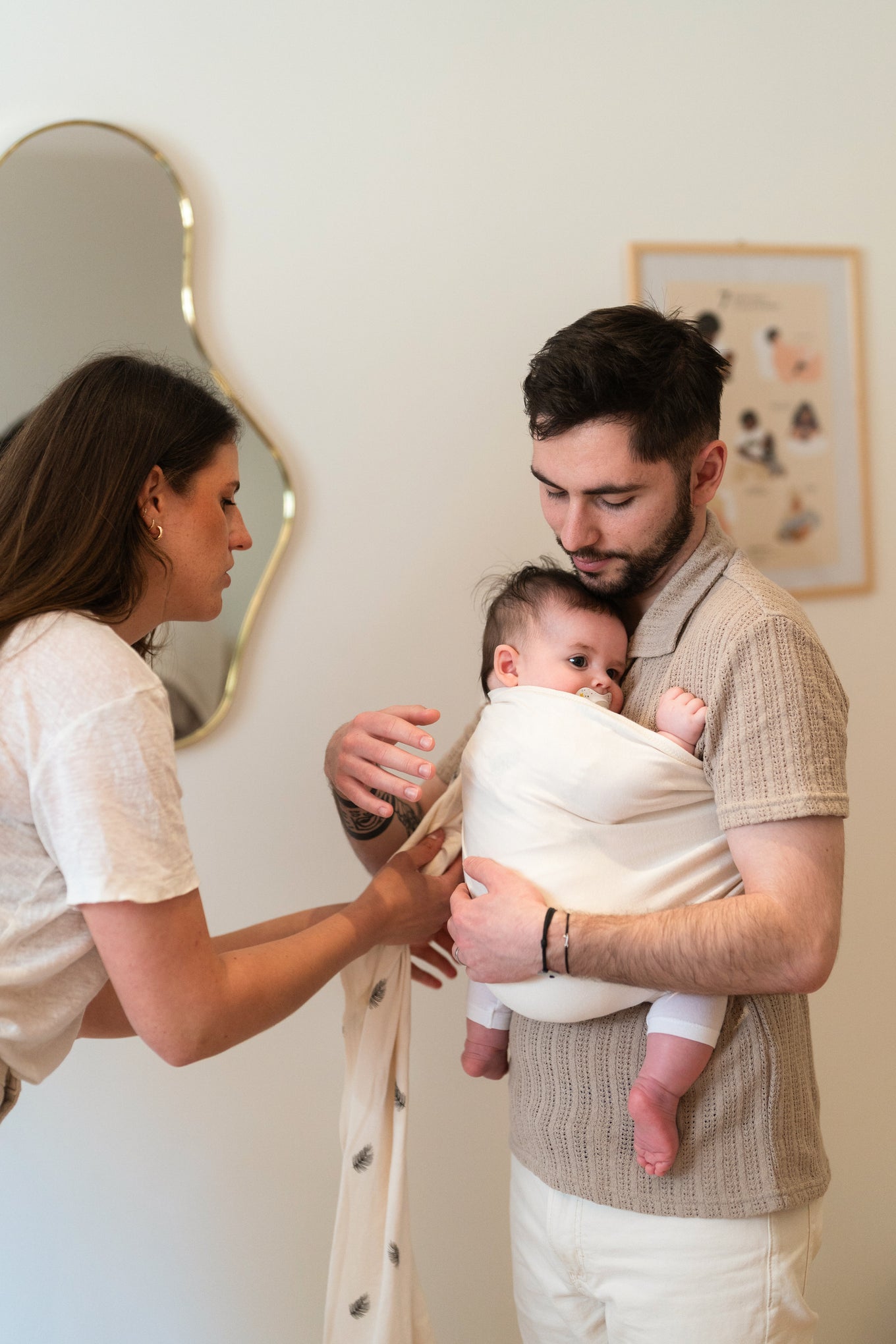 Atelier de portage physiologie pour bébé - bébé porté en echarpe sling par sont papa - accompagné de Charlotte TRAMIER auxiliaire de puériculture et accompagnante parentale - portage bébé