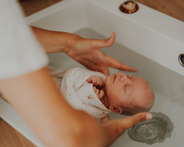 Bain thérapeutique bébé guidé par Charlotte TRAMIER, accompagnante parentale et périnatale. Soin bébé. Un moment de détente et d'émotion pour parents et bébé.