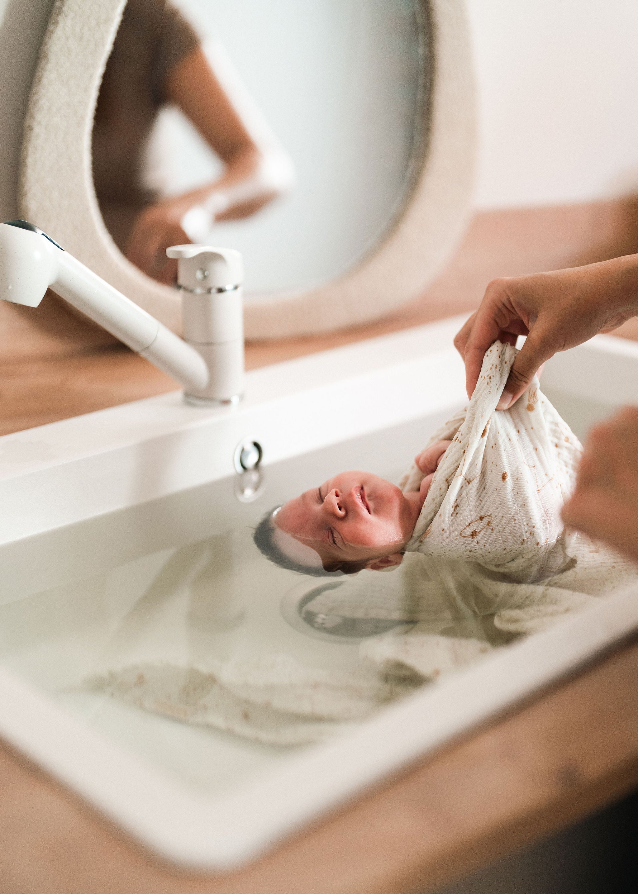 bain therapeutique thalasso bain enveloppe , bebe suspendu et detendu sous le regard de ses parents - instant d'emotion inoubliable 