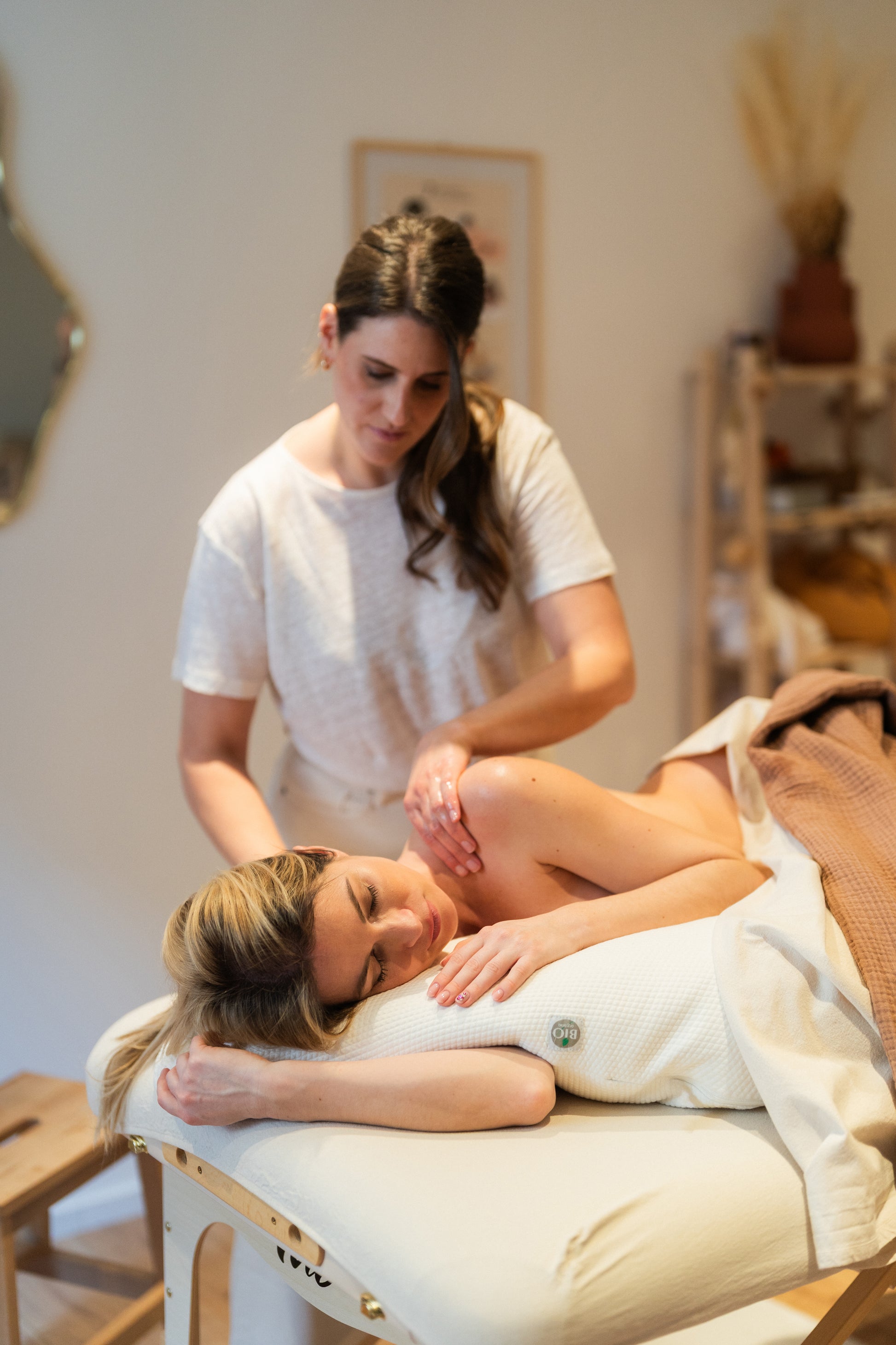 Massage prenatal pour futur maman proposé par Charlotte TRAMIER accompagnante parentale - moment de detente et bien etre pour futur maman 