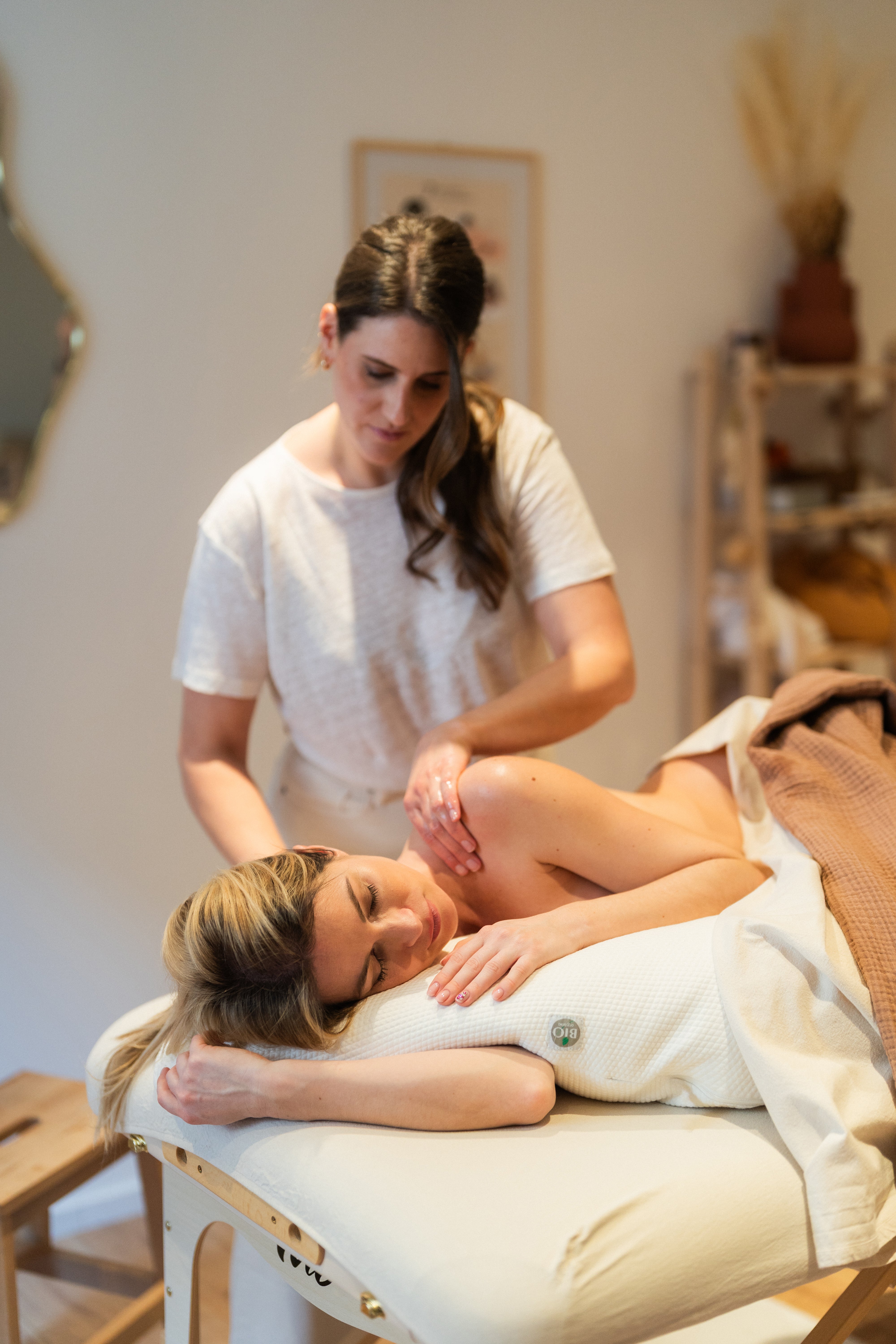 Massage prenatal pour futur maman proposé par Charlotte TRAMIER accompagnante parentale - moment de detente et bien etre pour futur maman 