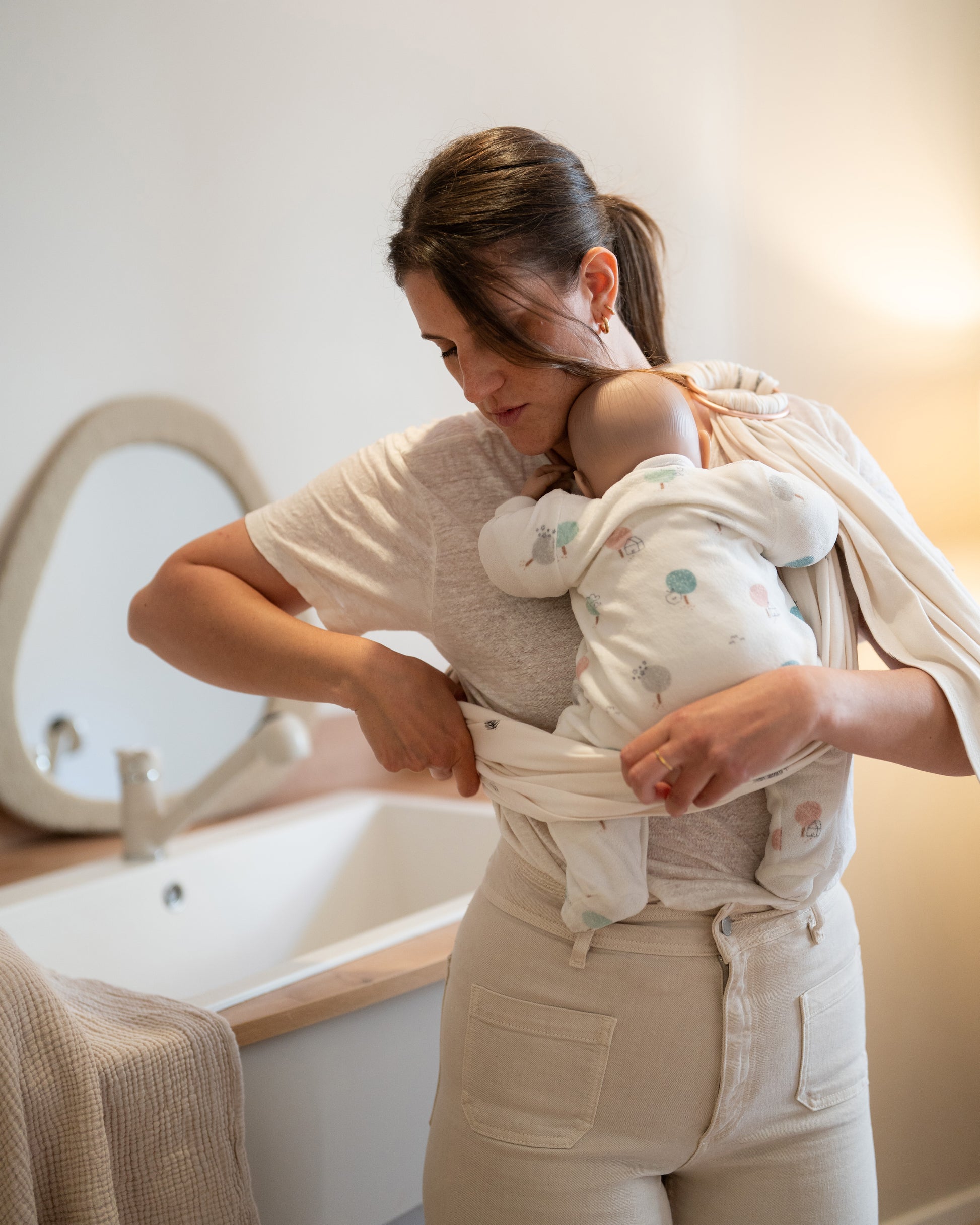 Atelier de portage physiologie pour bébé - demonstration de portgae en echarpe sling par Charlotte TRAMIER auxiliaire de puériculture et accompagnante parentale - portage bébé